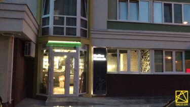 Стеклянный козырек с зеленой подсветкой в кафе: фото #00003