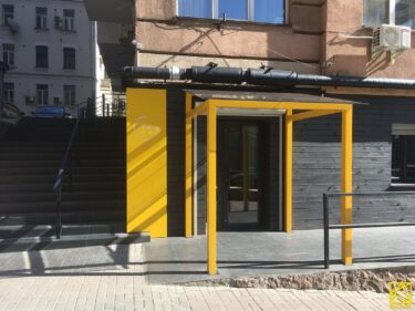 Стеклянный козырек на металлическом каркасе желтого цвета: фото #00010