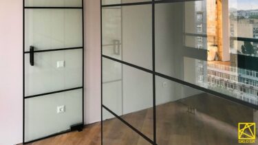 Стеклянная перегородка с алюминиевым профилем в стиле LOFT в квартире: фото #00481