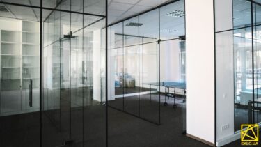 Стеклянная перегородка с алюминиевым профилем в стиле LOFT в офисе: фото #00486