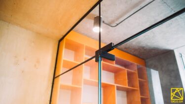 Стеклянная перегородка с алюминиевым профилем в стиле LOFT: фото #00495