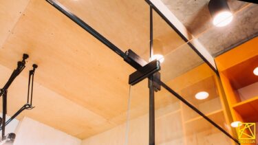 Стеклянная перегородка с алюминиевым профилем в стиле LOFT: фото #00496