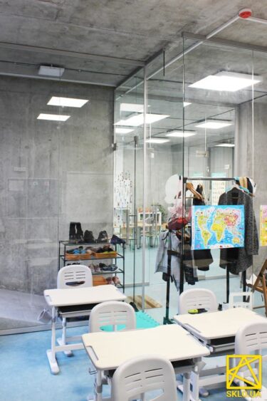 Стаціонарна безрамна суцільноскляна міжкімнатна перегородка в дитячій школі Кенгуру: фото #00046