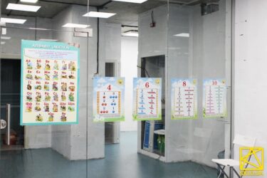 Суцільноскляна міжкімнатна стаціонарна перегородка з прозорими дверима в школі Кенгуру: фото #00048