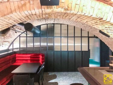 Металлическая лофт перегородка с рифленым стеклом Флутс: фото #01224